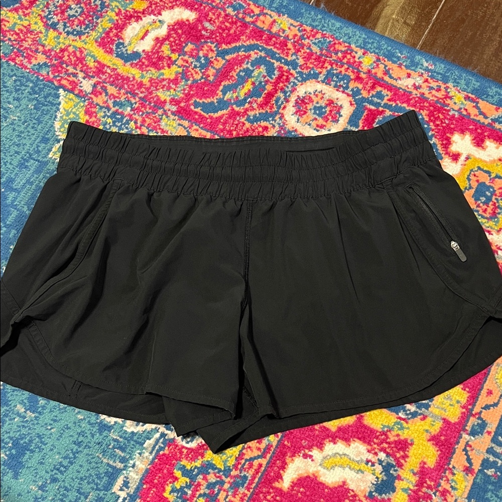 Lululemon Tracker shorts women’s black size 16 4” inseam